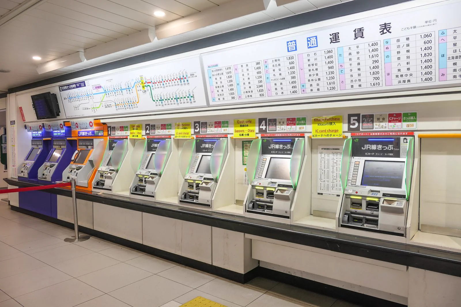 Zone de billets dans une gare japonaise où QR, carte IC et voucher ne suivent pas tous la même logique de secours