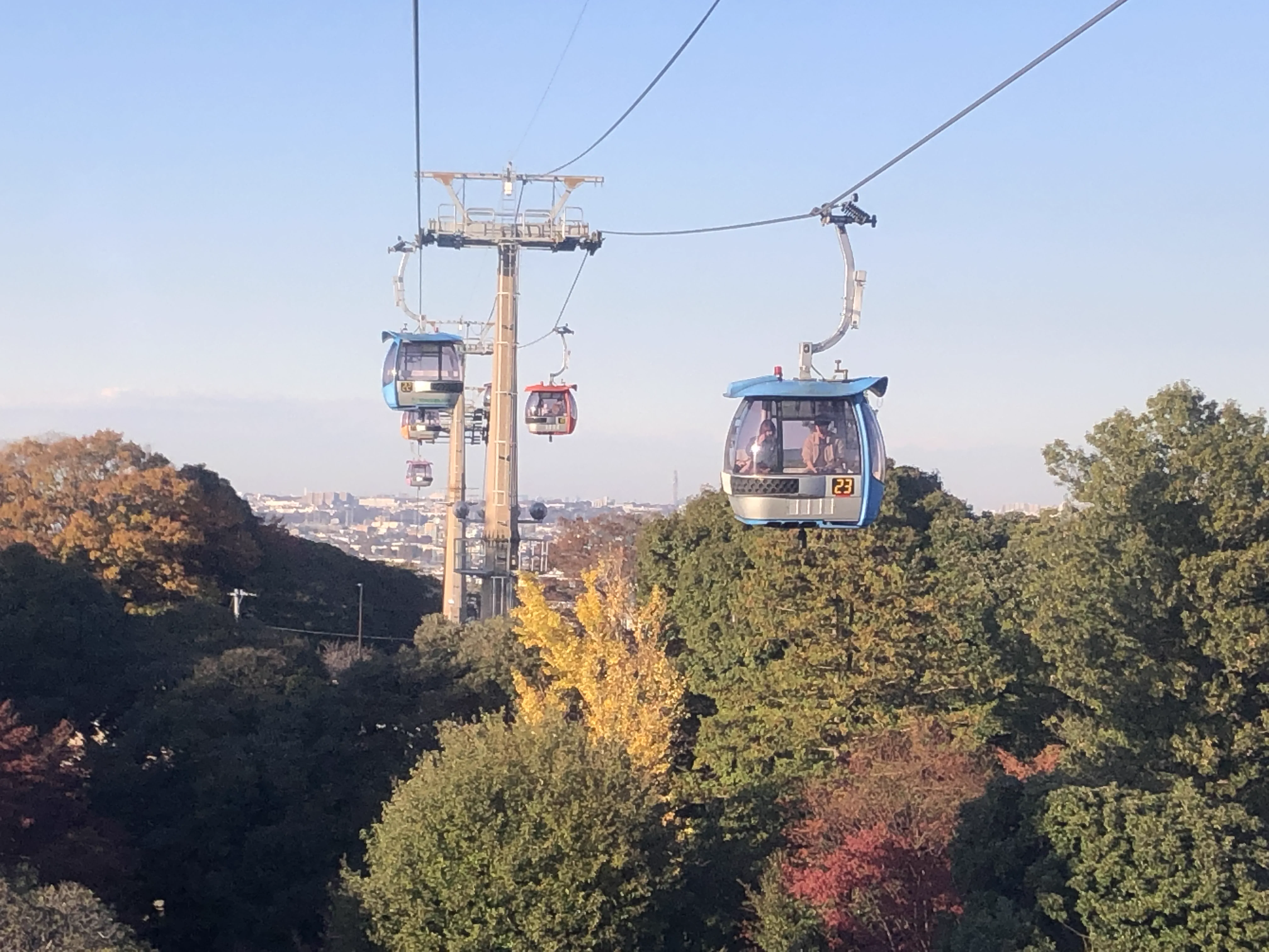 Le Sky Shuttle entre Keio-Yomiuriland Station et le parc