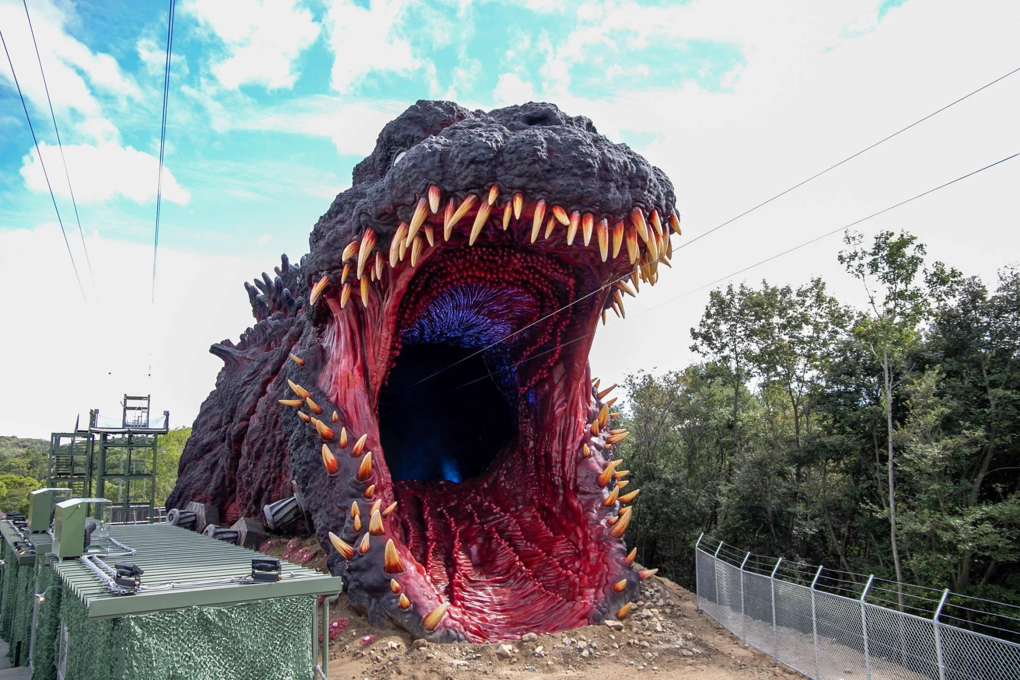 Godzilla Interception Operation à Nijigen no Mori avec la grande structure Godzilla et la tyrolienne