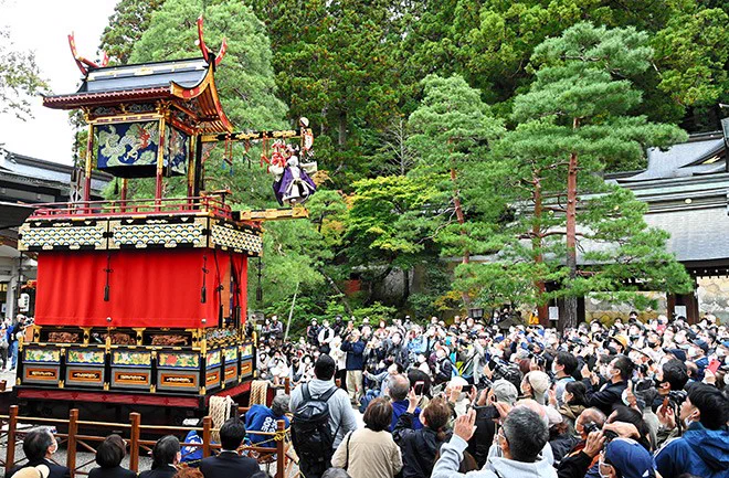 Démonstration de poupées karakuri devant un yatai du festival d’automne de Takayama