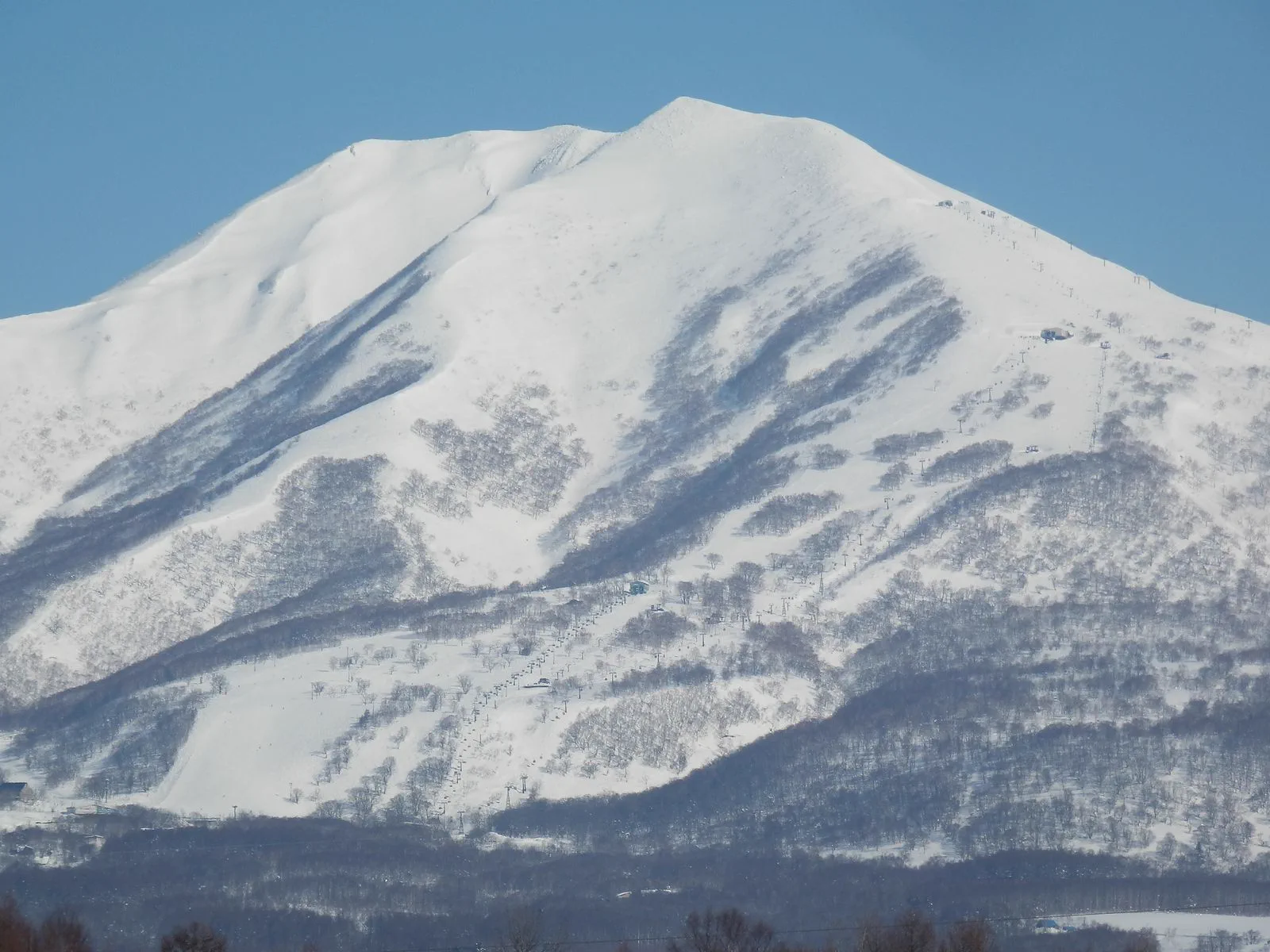 Le paysage hivernal de Niseko Annupuri, illustrant qu’en se concentrant sur le ski, il faut prévoir un séjour de trois à six nuits.