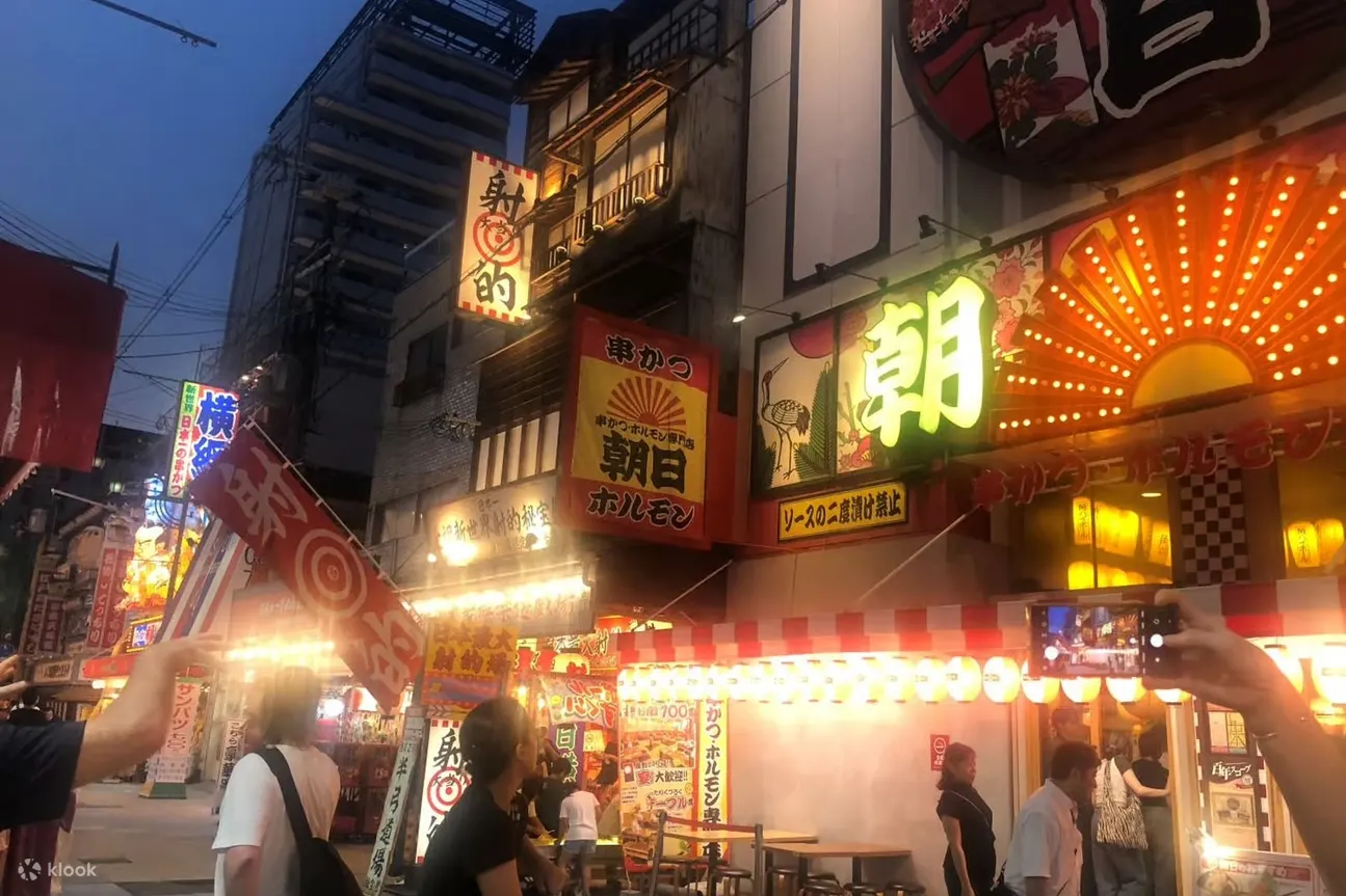 Rues et restaurants de Shinsekai le soir