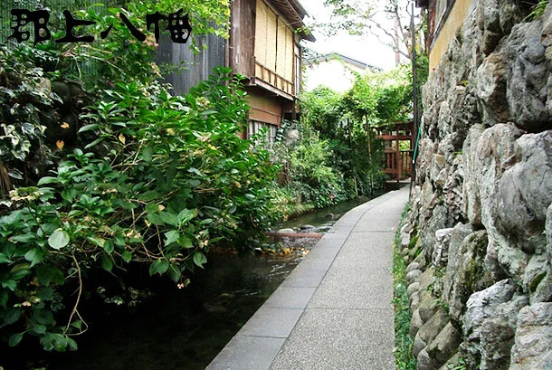 Canal et maisons traditionnelles de Gujō-Hachiman