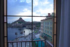 Vue panoramique sur Porto Paradiso depuis une chambre Harbor View du MiraCosta
