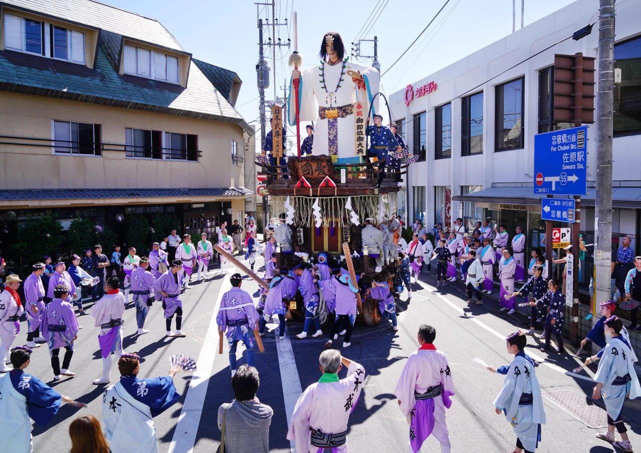 Les chars du festival d’automne de Sawara défilent près de la gare JR Sawara, où les spectateurs peuvent regarder depuis la rue.