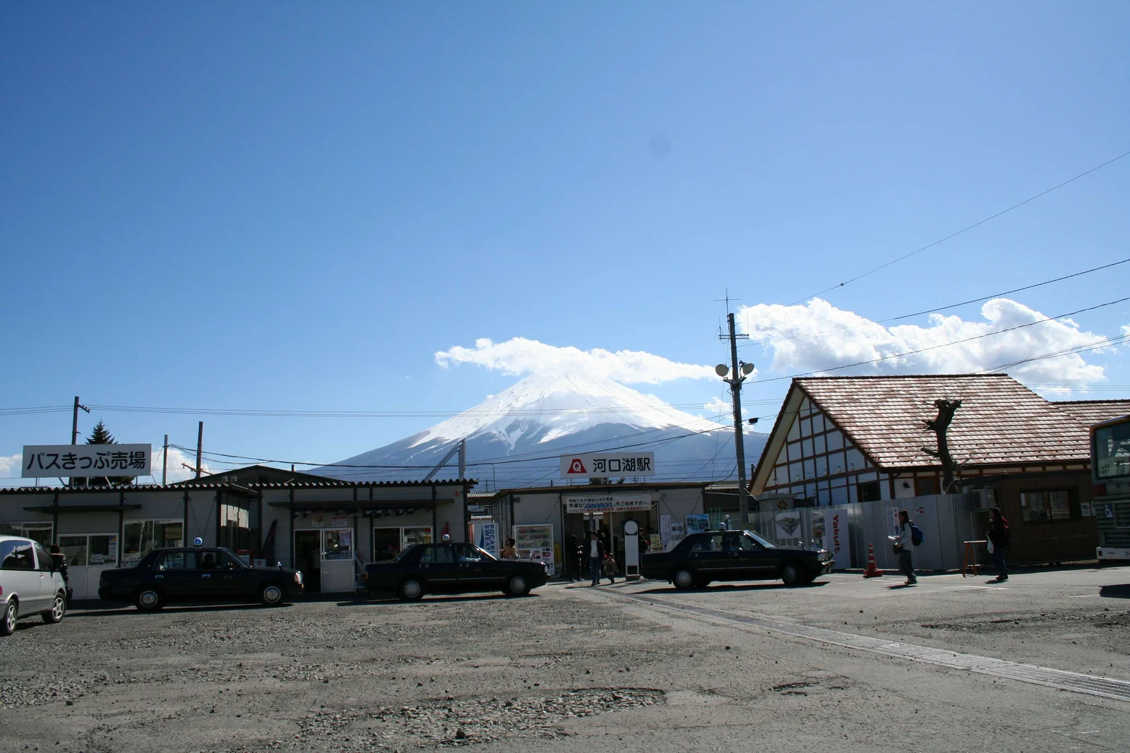 La gare de Kawaguchiko avec le mont Fuji, principal point de transit pour les voyageurs en provenance de Tokyo vers le lac Kawaguchi.