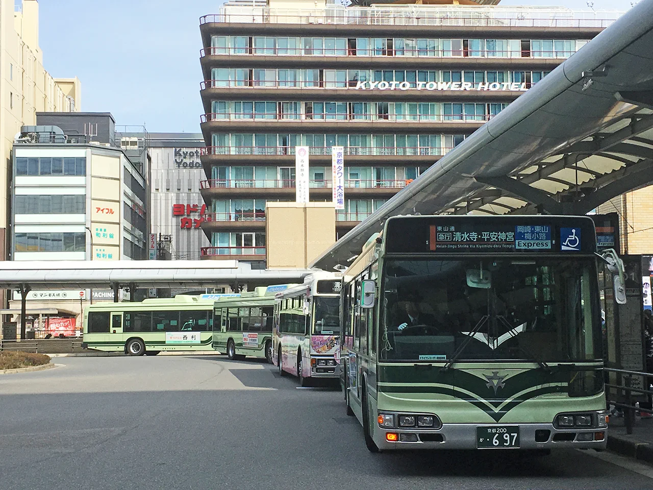 Zone d’embarquement du terminus de bus de Kyoto en haute saison, à quitter d’abord en JR ou métro