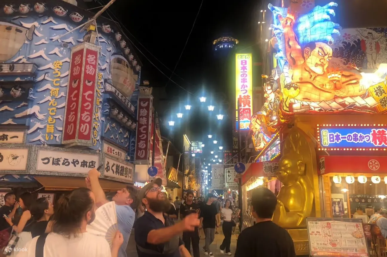 Participants à un food tour dans Shinsekai