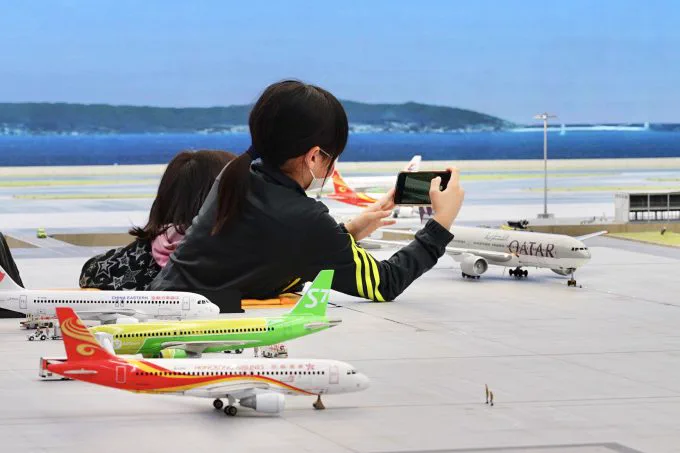 Piste et terminal de l’aéroport du Kansai reproduits en miniature à SMALL WORLDS