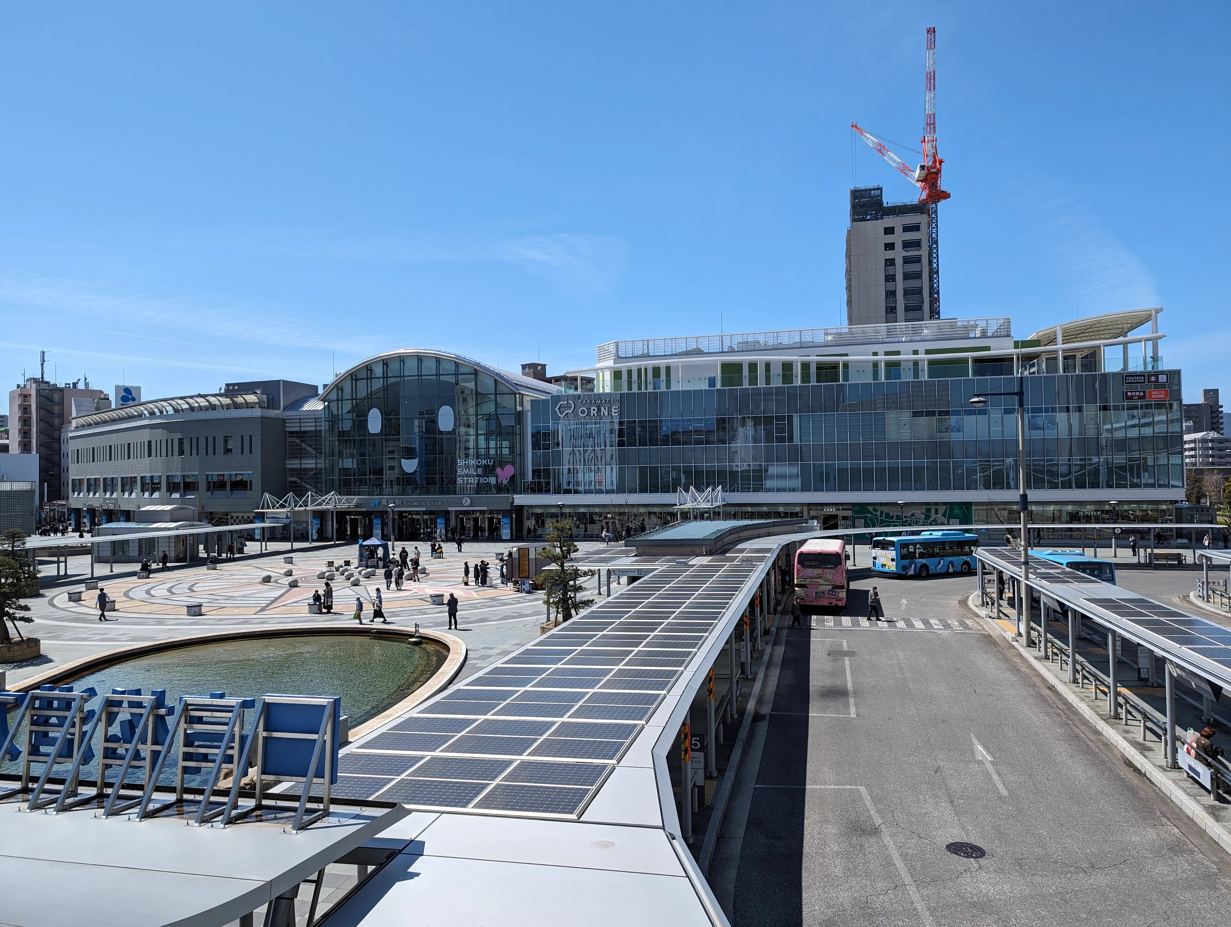 La gare JR de Takamatsu, à quelques minutes du terminal ferry