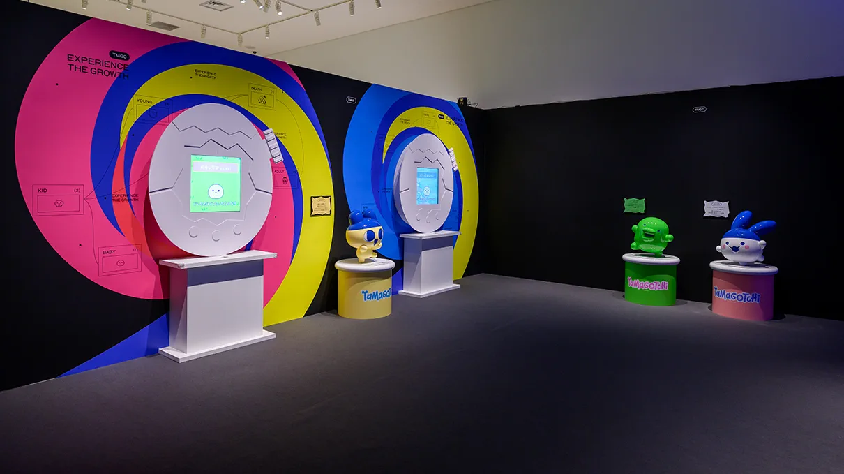 Photos réelles des dispositifs d'exposition colorés et des objets de l'exposition Tamagotchi