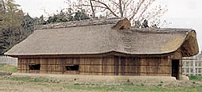 Atelier et bâtiments à toit de chaume reconstruits dans le Honmaru de Nejō