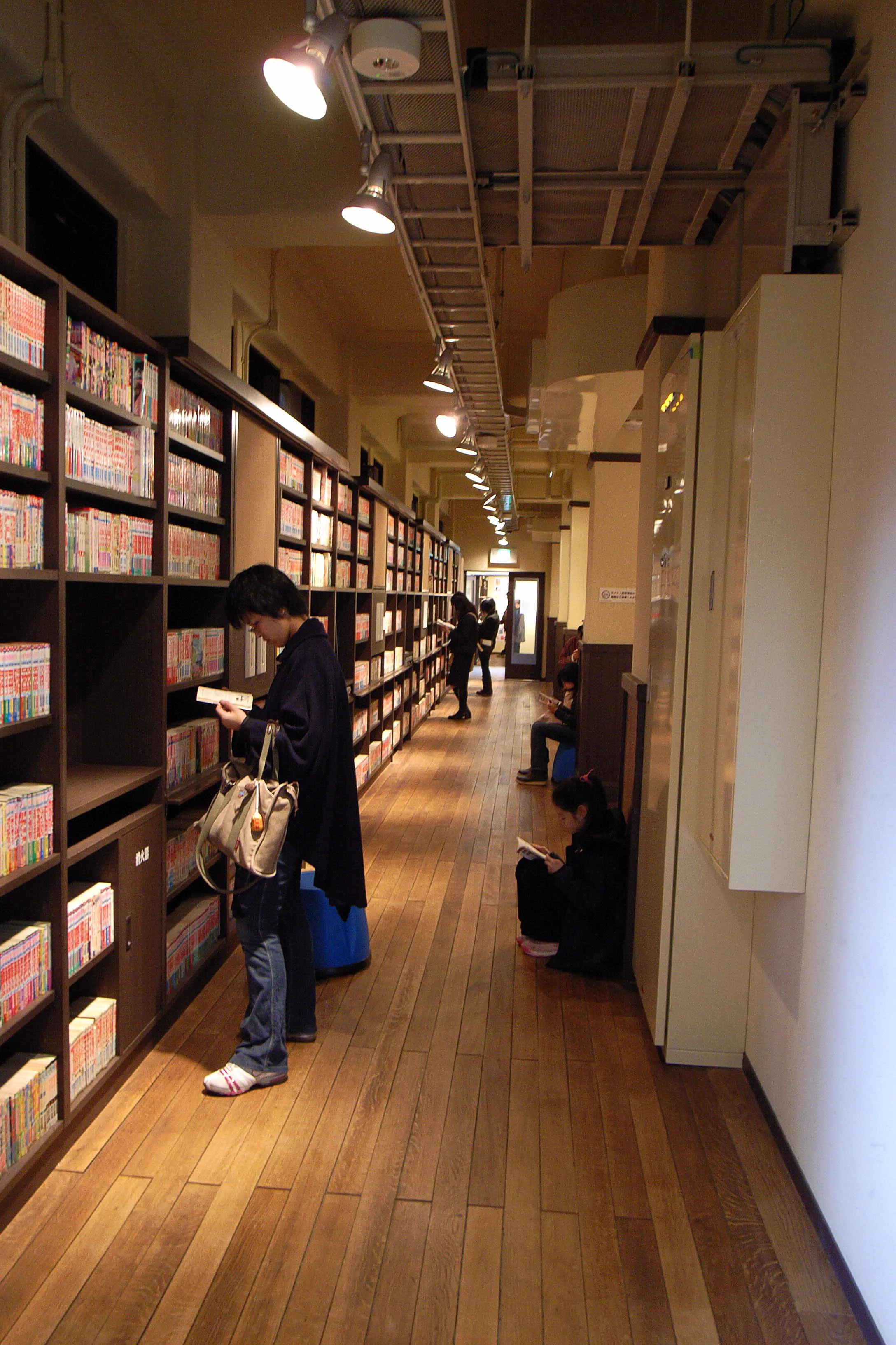 Le mur des bandes dessinées du Kyoto International Manga Museum, où il est possible de lire des mangas, constitue l’une des principales expériences du musée.