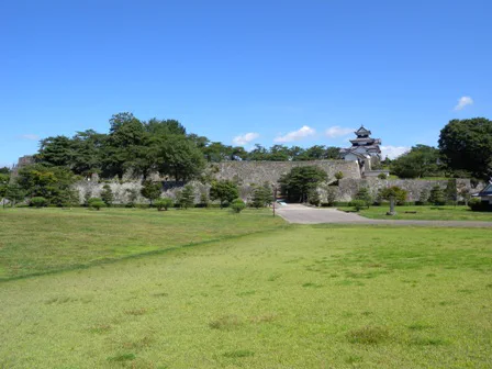 Le château Komine et ses remparts de pierre à Shirakawa