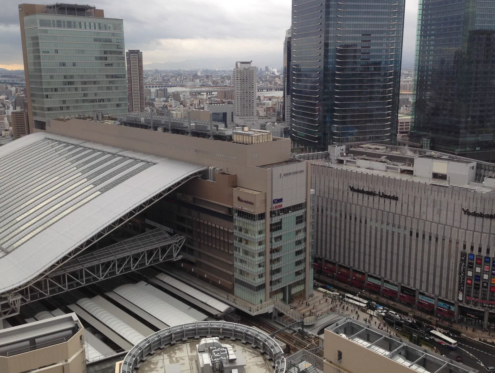 Paysage automnal d’un hub ferroviaire d’Osaka, base fixe pour Kyoto, Nara et Kobe