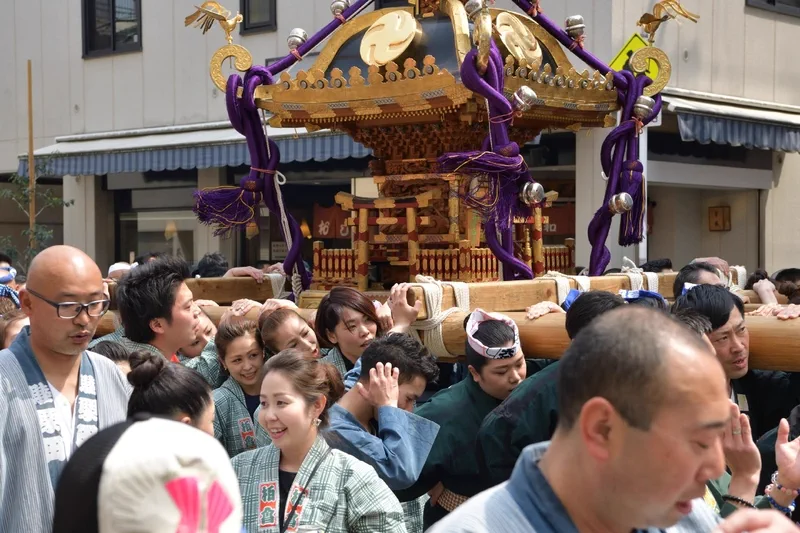 Vue rapprochée du mikoshi lors du grand festival du sanctuaire Nezu, idéale pour planifier la procession du 27 septembre, qui a lieu tous les quatre ans.