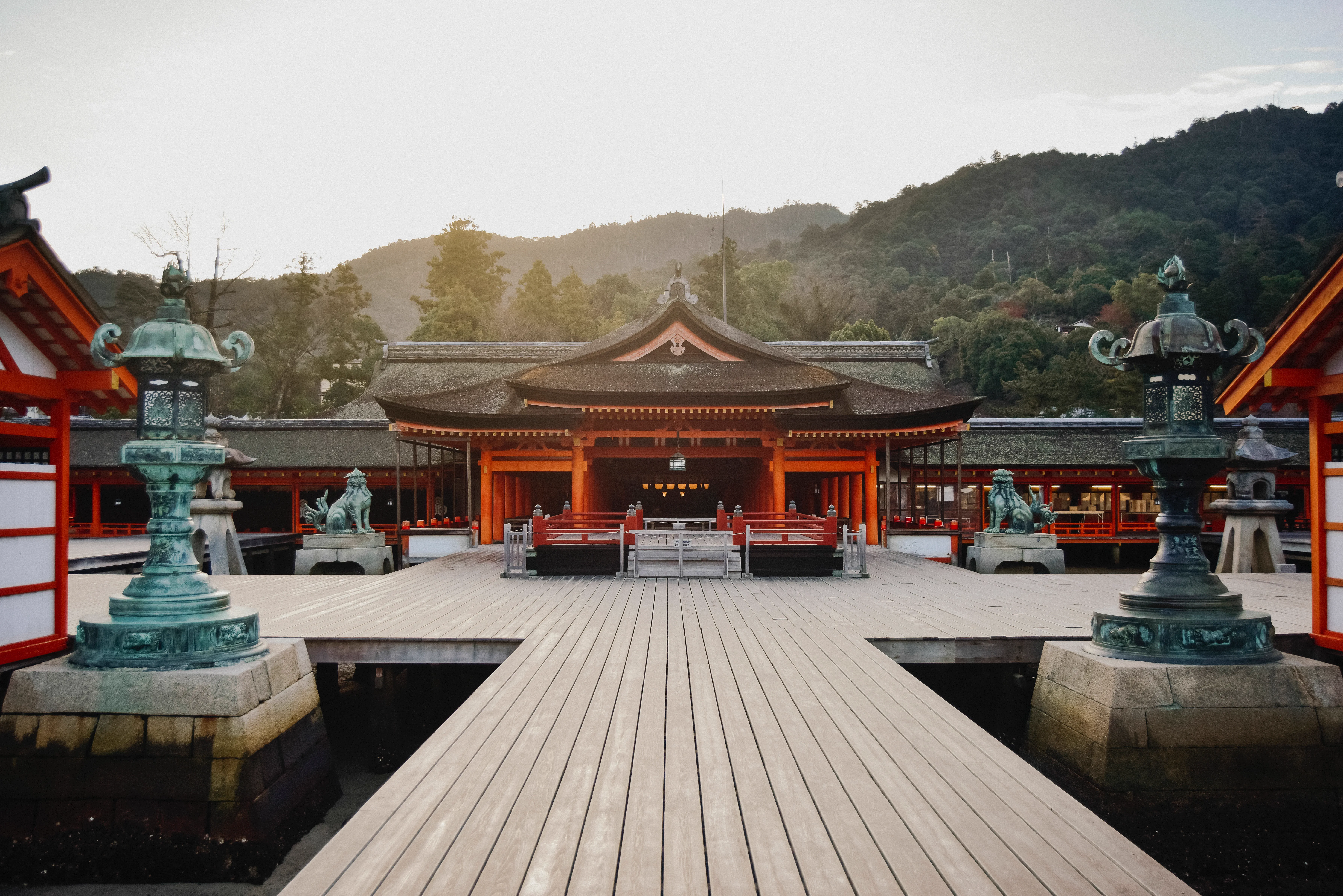 Côte de Miyajima, sanctuaire Itsukushima et quai de ferry, idéal pour un itinéraire accessible en automne dans les zones basses.