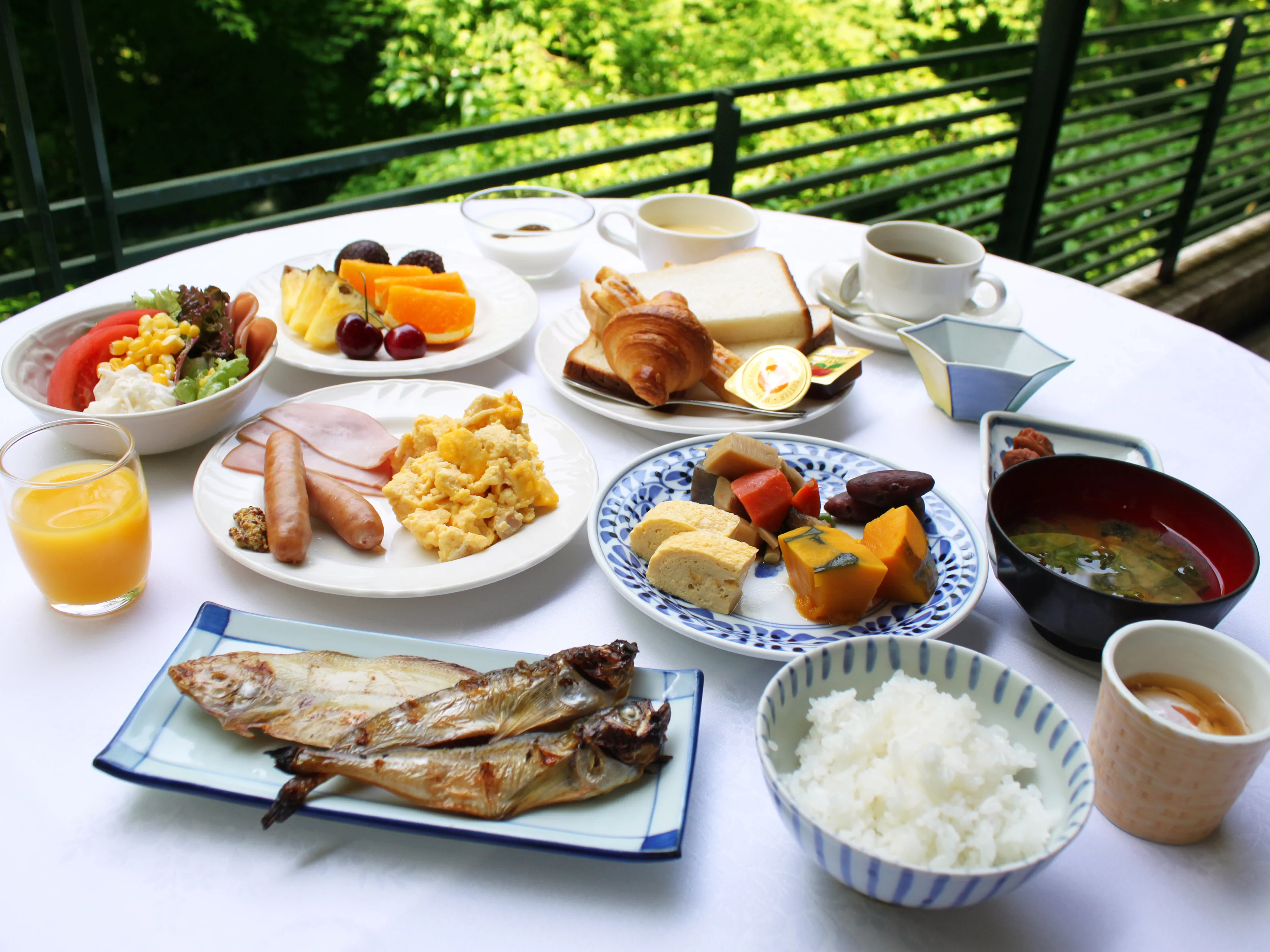 Petit-déjeuner dans un ryokan de Kinosaki : une formule petit-déjeuner seul peut être plus robuste qu’une demi-pension lors d’une arrivée tardive