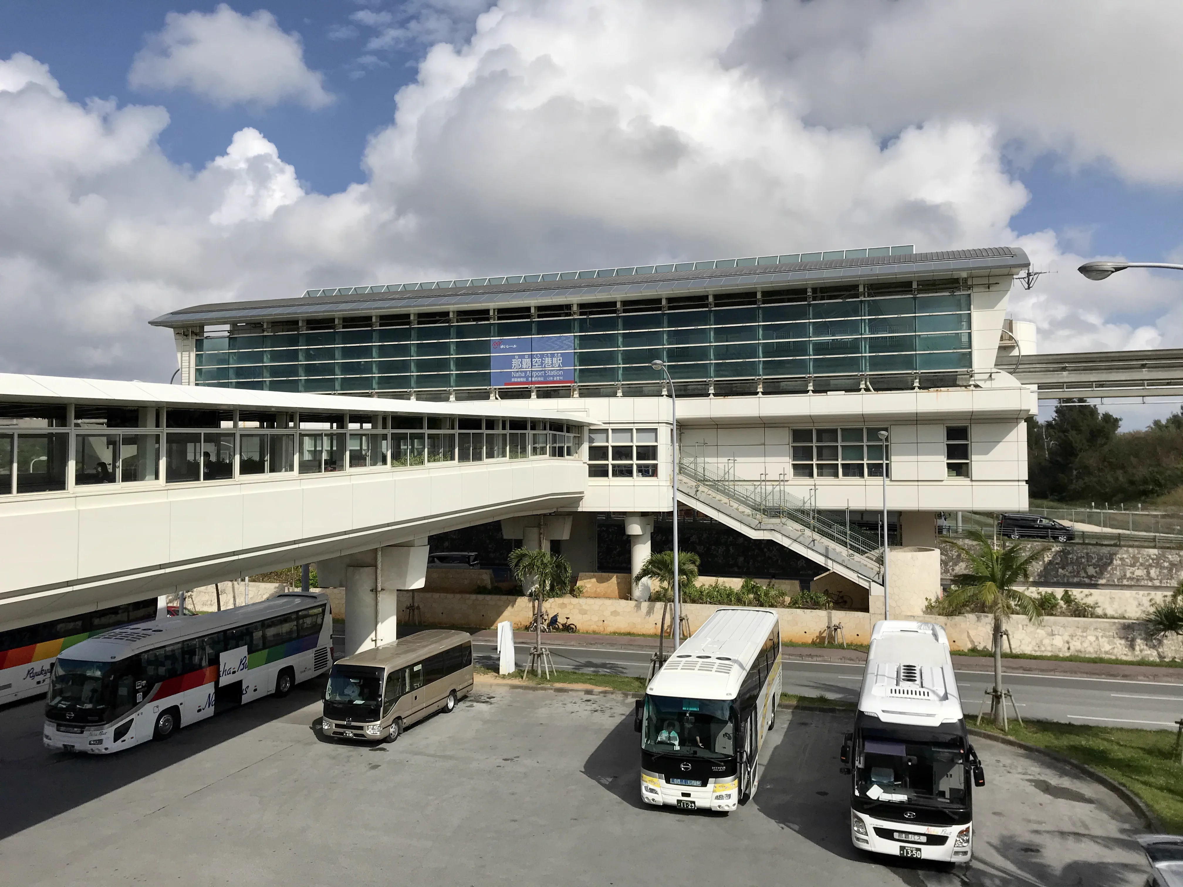 Naha Airport et Yui Rail : vérifier les transports avant de se déplacer sous un typhon