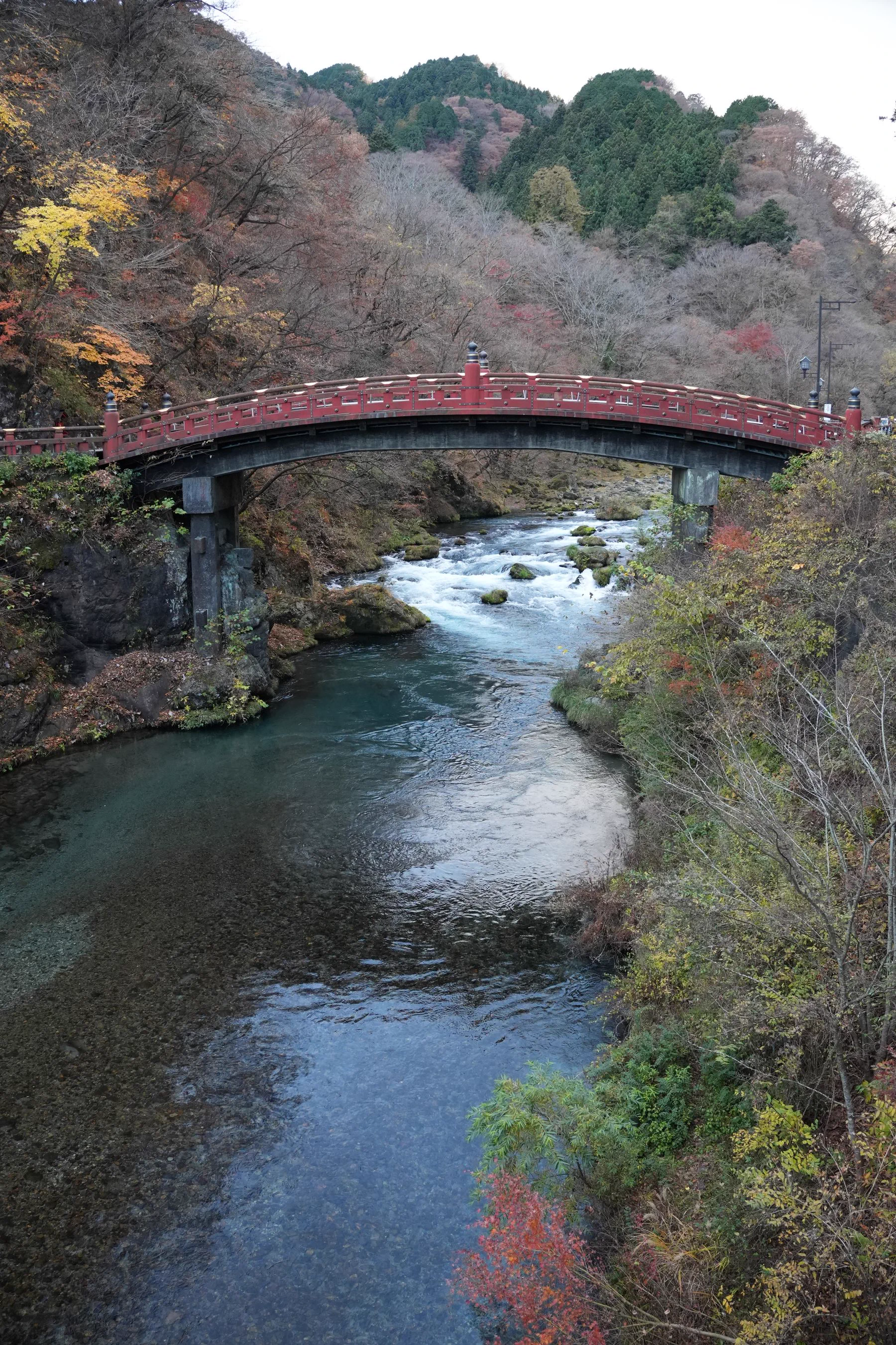 Pont Shinkyō à Nikkō en automne, solution de basse altitude en cas de mauvais temps ou d’embouteillages vers Chūzenji