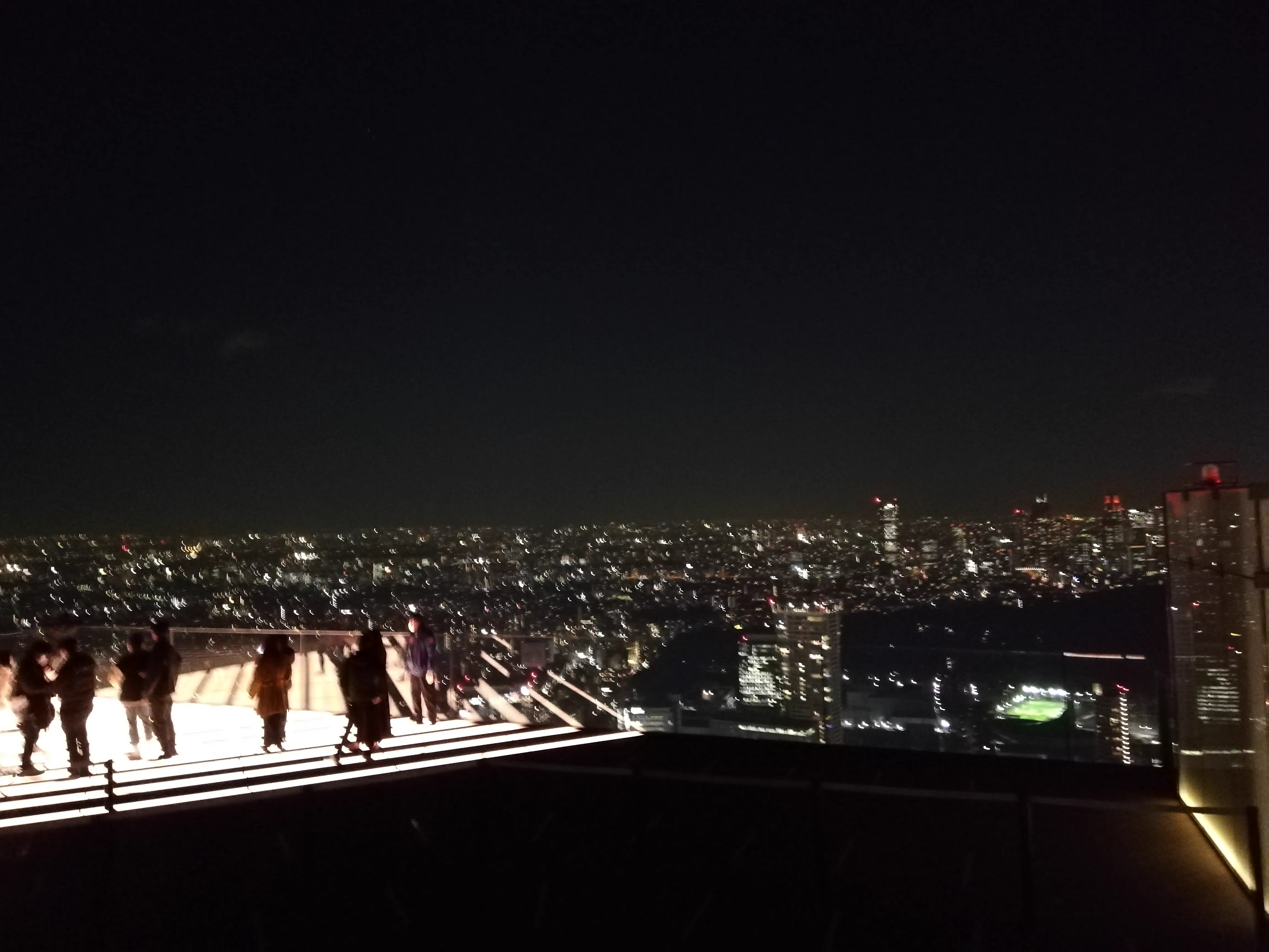 Coucher de soleil depuis le SKY STAGE de SHIBUYA SKY, où le supplément après 15 h achète surtout un horaire très demandé