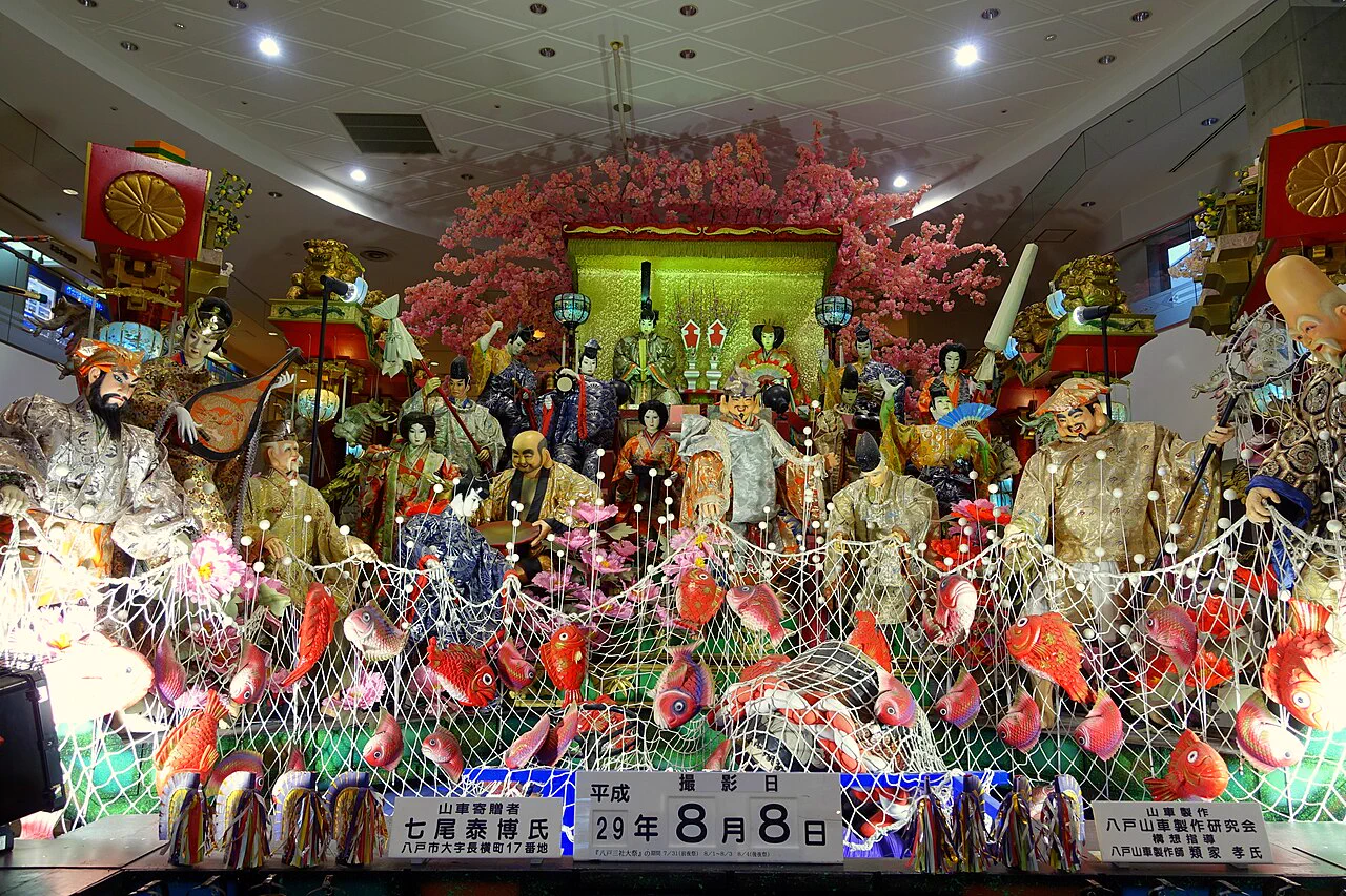 Les grands chars du festival des trois sanctuaires de Hachinohe, présentant des décorations à plusieurs niveaux et des structures déployables.
