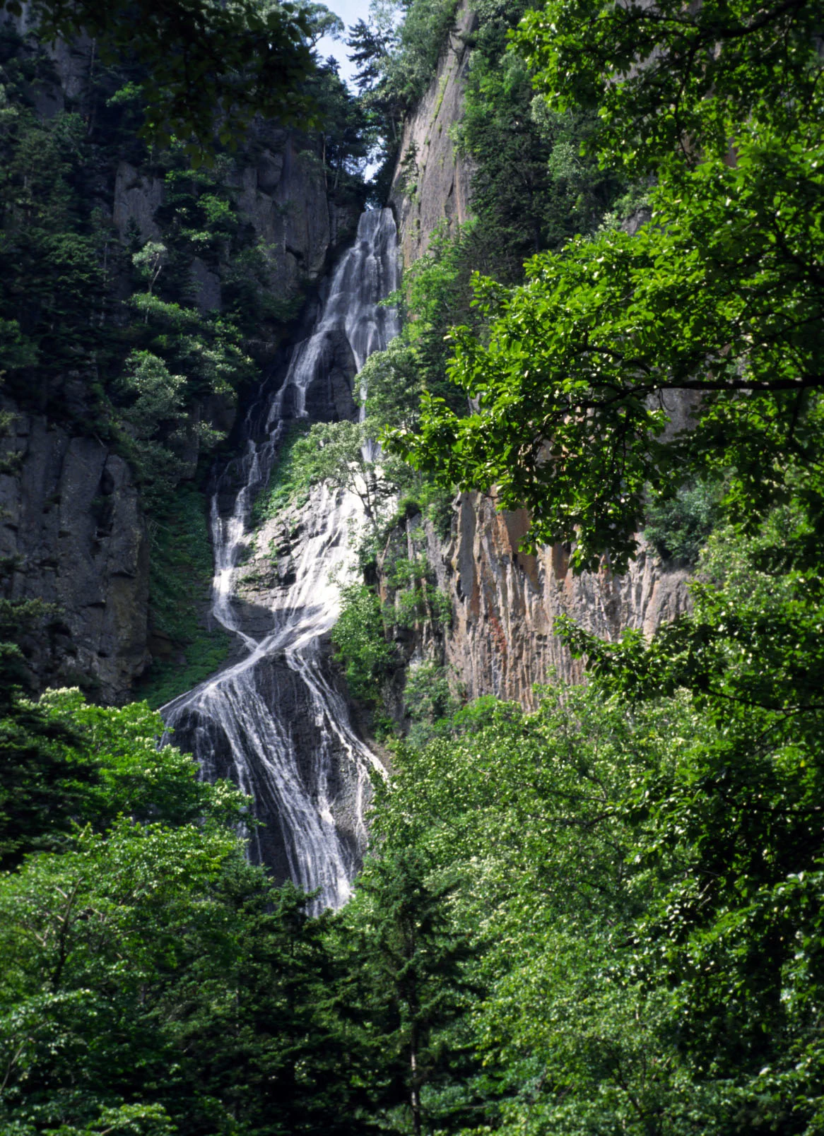 Cascade et gorge de Sounkyo comme plan de basse altitude