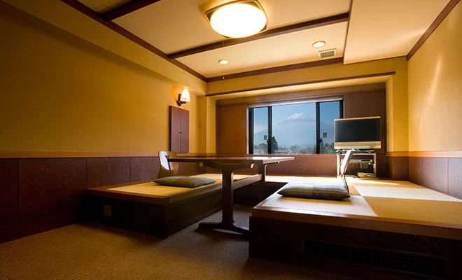 Chambre avec bain privé orientée vers le lac Kawaguchi et le mont Fuji, il est conseillé de vérifier la vue et la source chaude naturelle pour chaque type de chambre.
