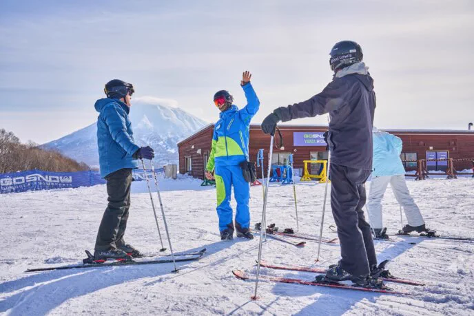 Exemple réel d'une leçon de ski privée pour débutants à Niseko. Avant le cours, il faut d'abord préparer l'équipement de ski et le forfait, pour éviter de gaspiller le temps précieux d'un instructeur coûteux en ajustements d'équipement.