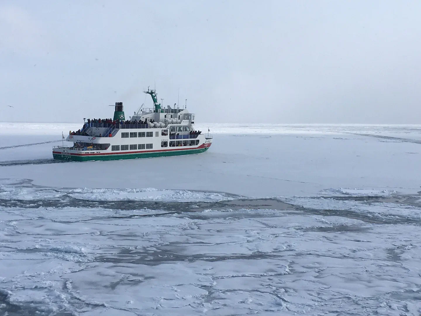 Brise-glace Aurora sur la mer d’Okhotsk