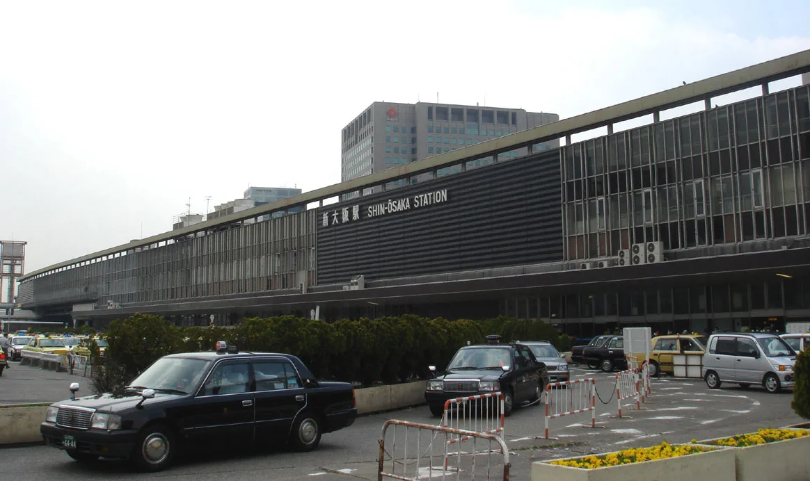 Gare de Shin-Osaka pour un Shinkansen tôt le matin