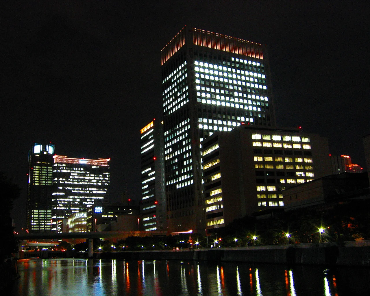Vue nocturne de Nakanoshima à Osaka, choix de quartiers pour un long séjour à Osaka.