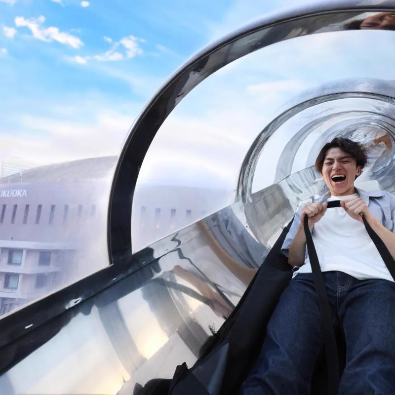 La section transparente du toboggan extérieur すべZO