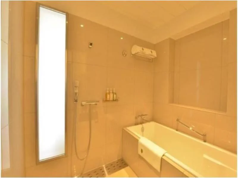 Comparaison des espaces de chambre et de salle de bain à Motobu