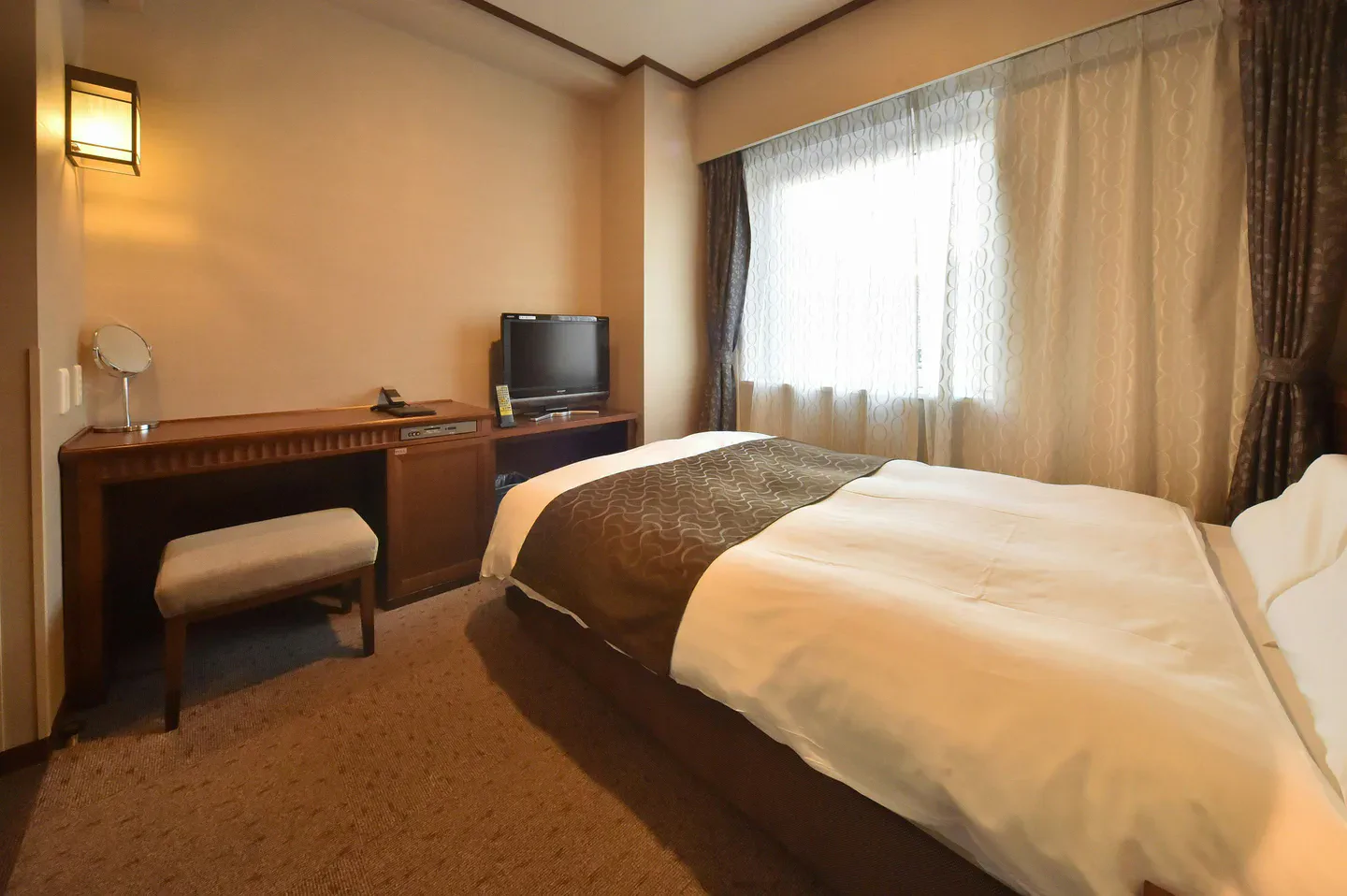 Chambre du Dormy Inn PREMIUM Otaru avec lits et espace intérieur