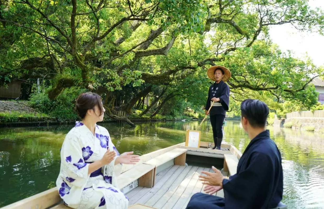 Bateau en bois de la croisière ninja de Yanagawa sous un pont bas