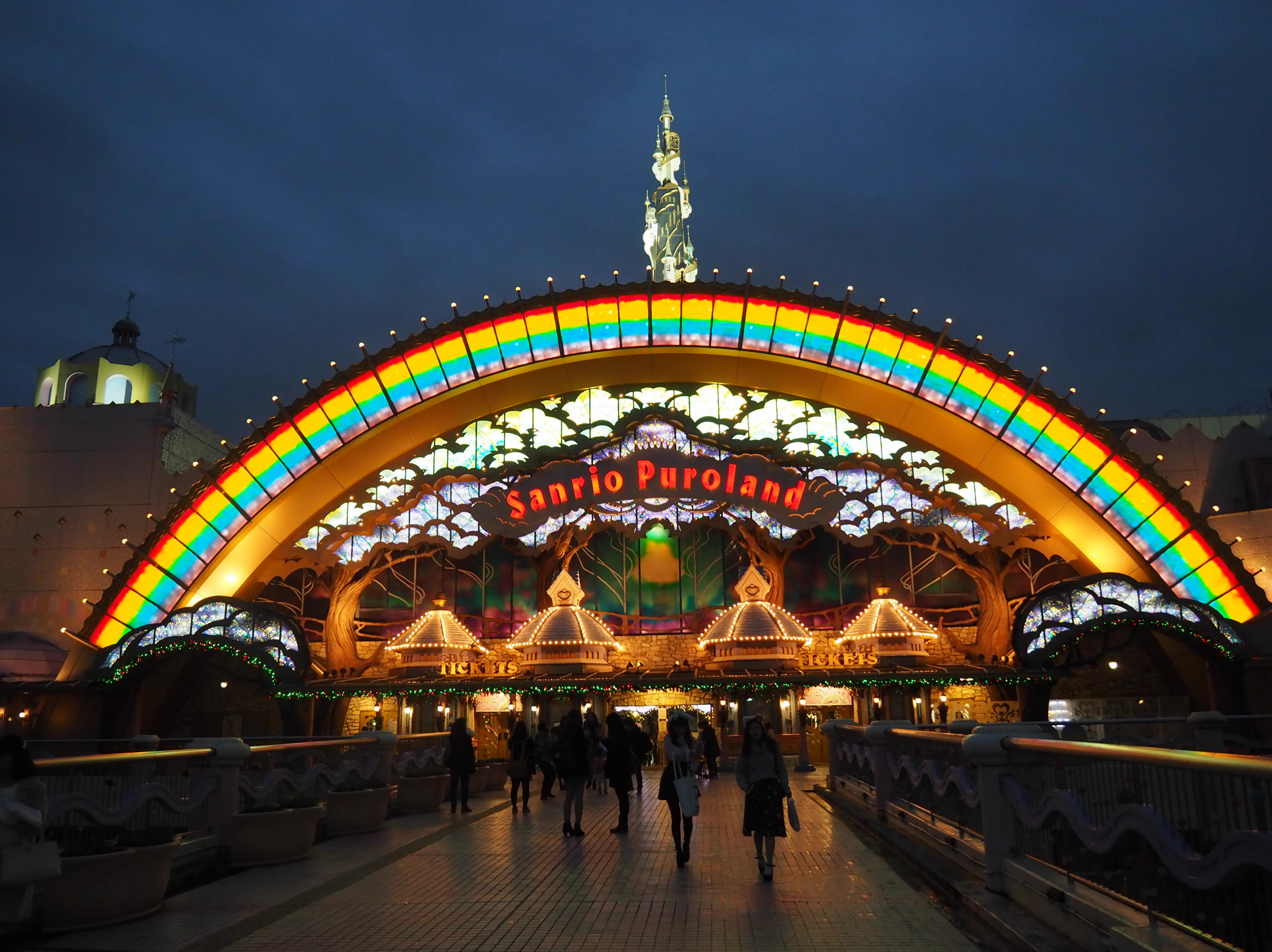L’espace intérieur de Sanrio Rainbow Land et la circulation des visiteurs doivent être planifiés en fonction des spectacles et des files d’attente du jour pour décider du PUROPASS.