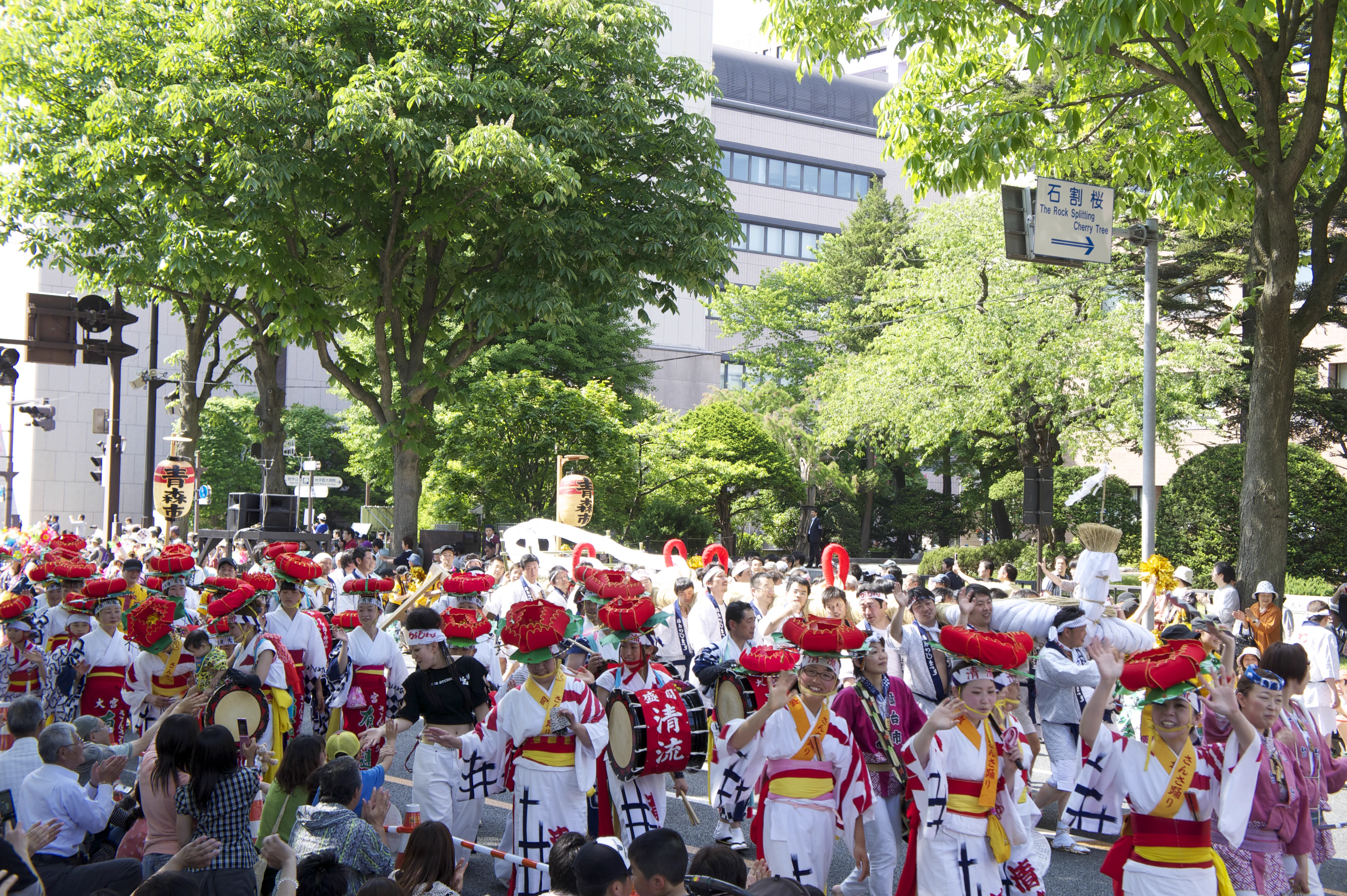 Les participants au festival Waraji de Fukushima portent une énorme sandale lors de la parade dans la rue