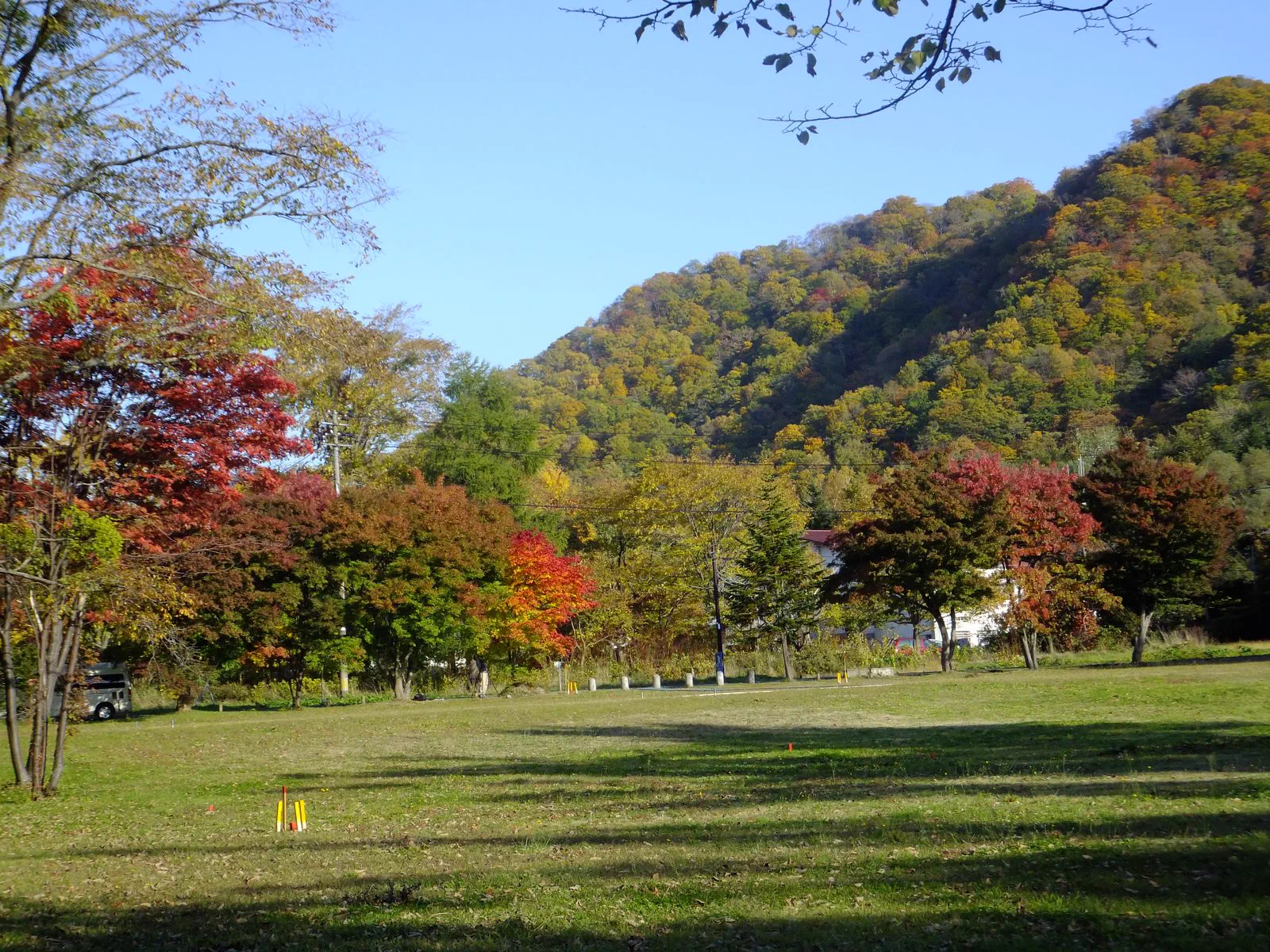 Rive du lac Towada bordée de feuillages d’automne