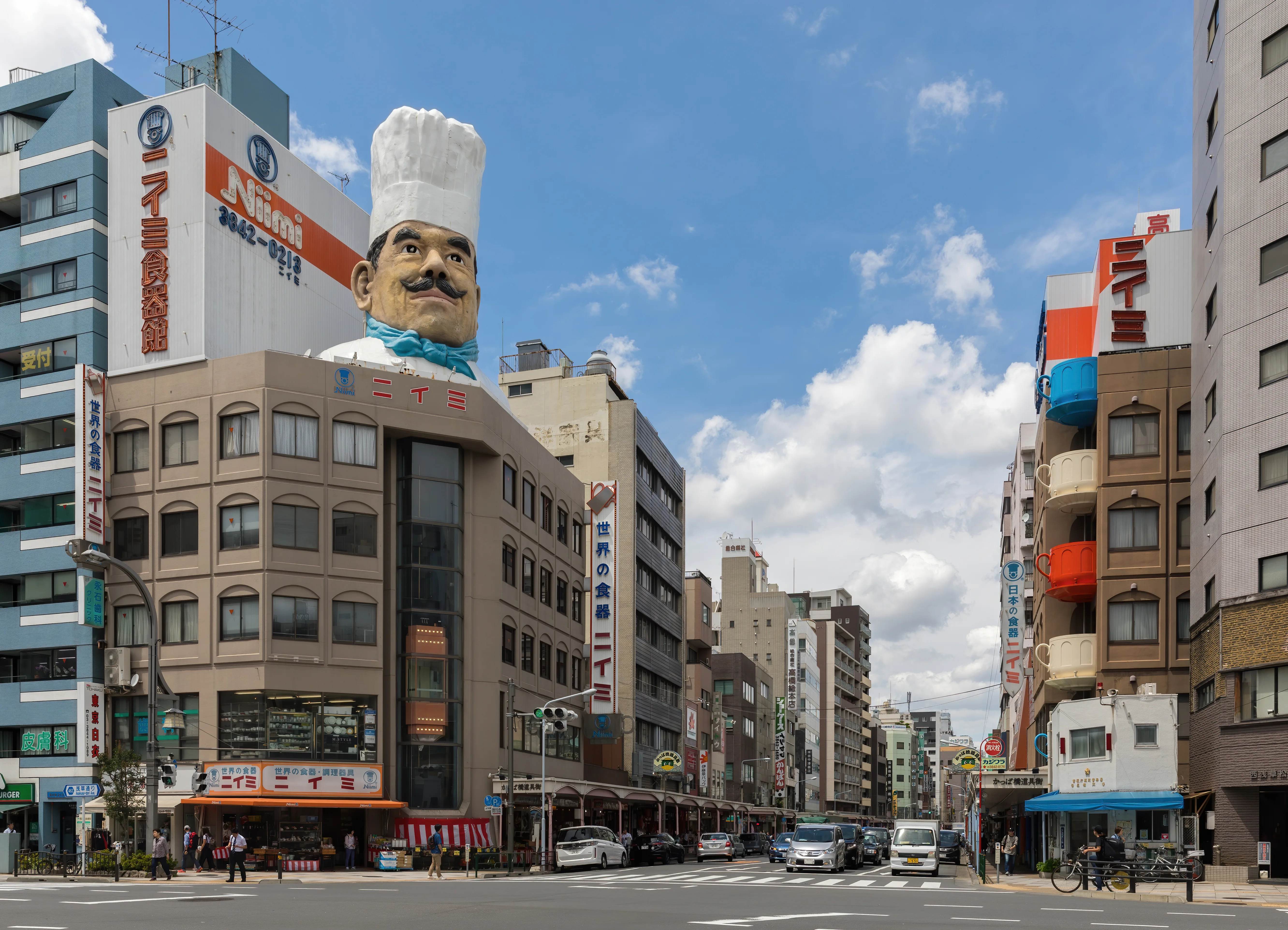 Entrée sud de Kappabashi avec la grande enseigne en forme de chef cuisinier