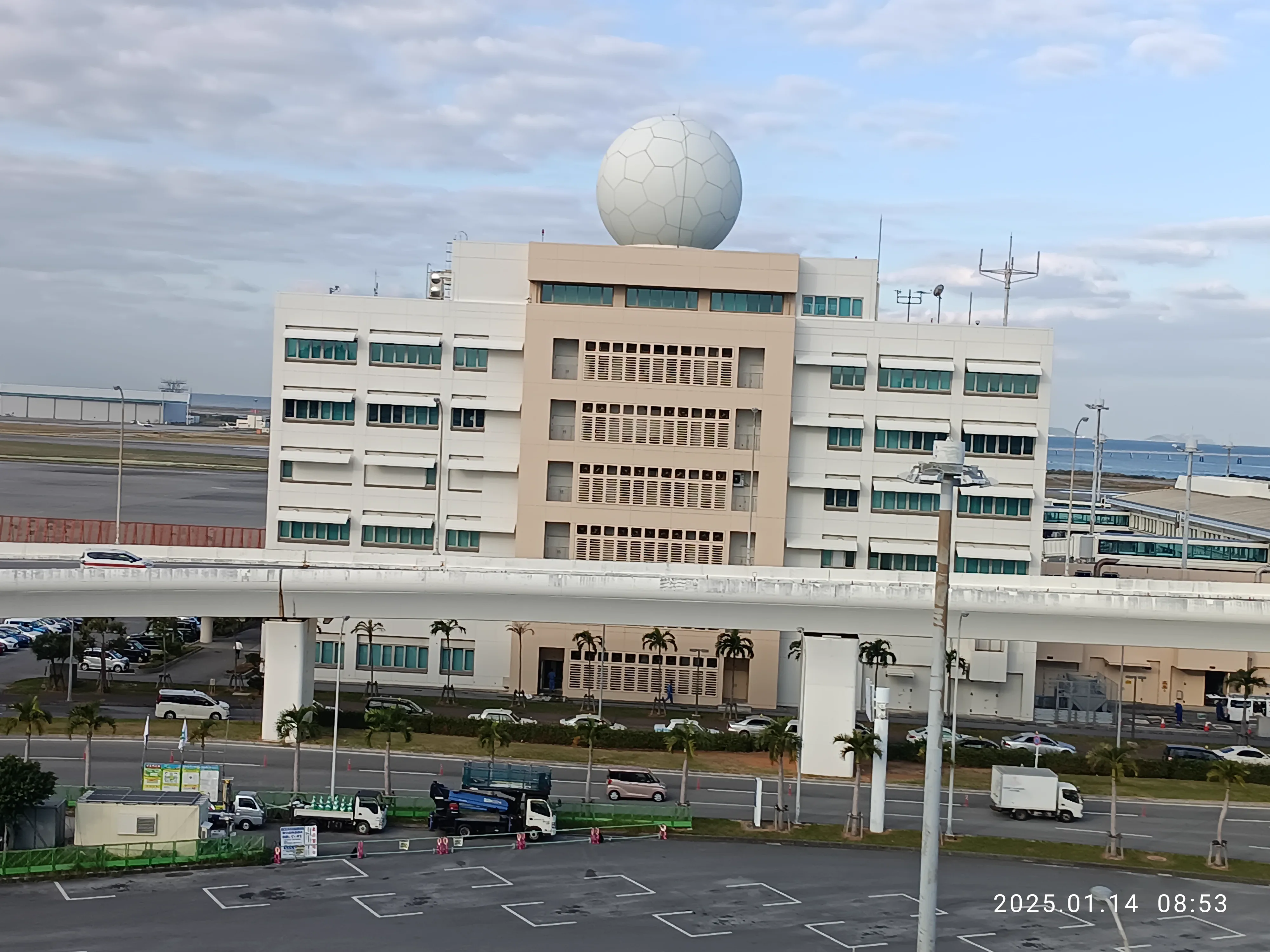 Transport par monorail à l'aéroport de Naha pour les arrivées tardives en famille à Okinawa.