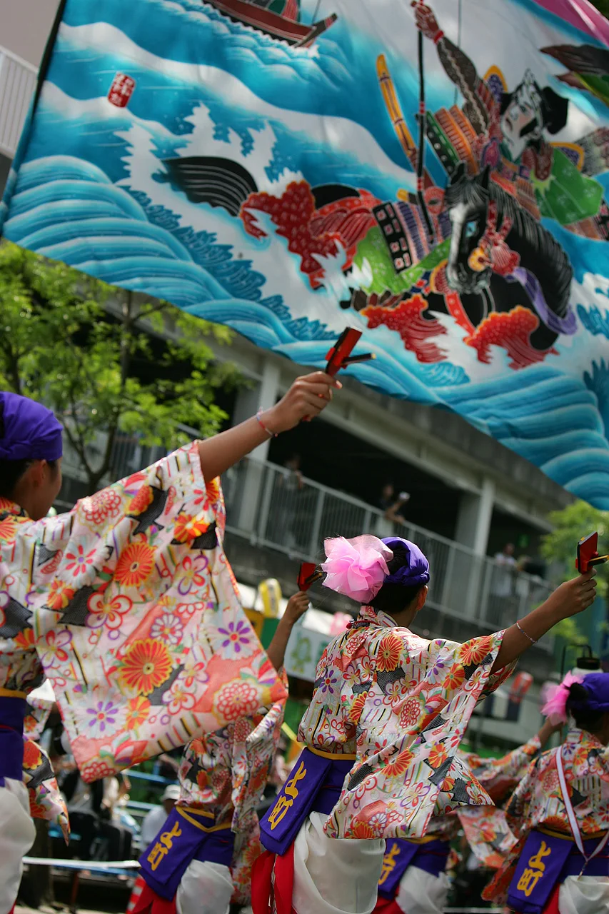 Une troupe de danseurs participe au festival Yosakoi de Kōchi