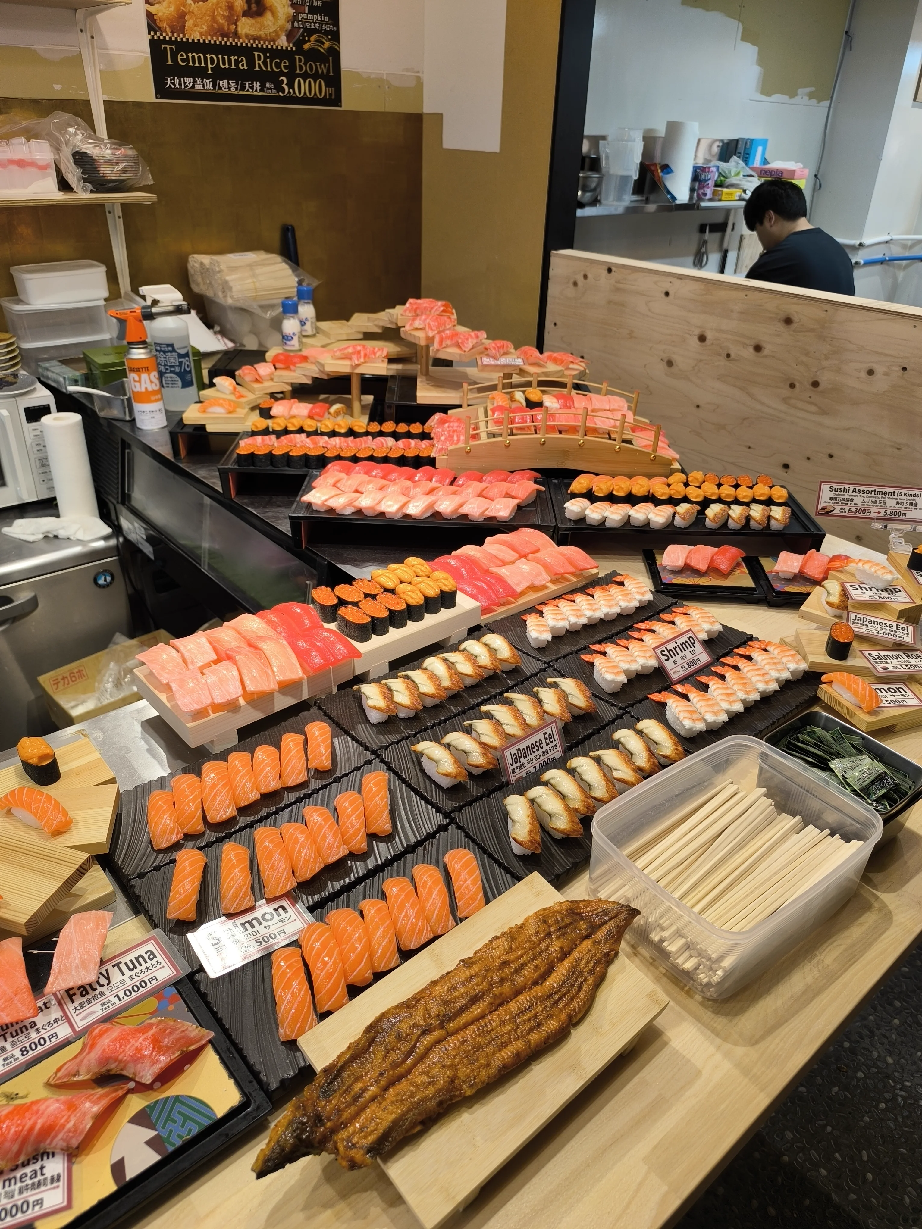 Sushis, fruits de mer et cuisine de rue dans le marché Kuromon