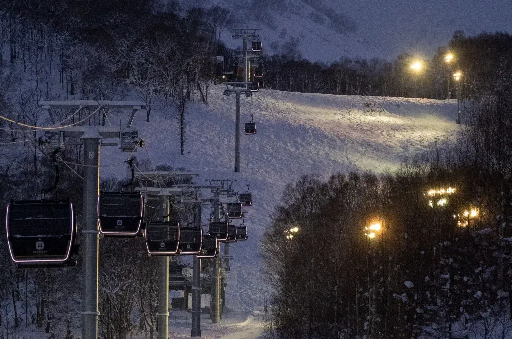 Ski nocturne à Niseko pour comprendre la dépendance du retour aux horaires des remontées