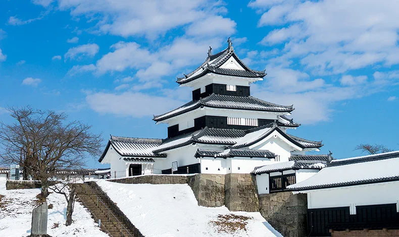 Donjon à trois niveaux et remparts du château Komine sous la neige