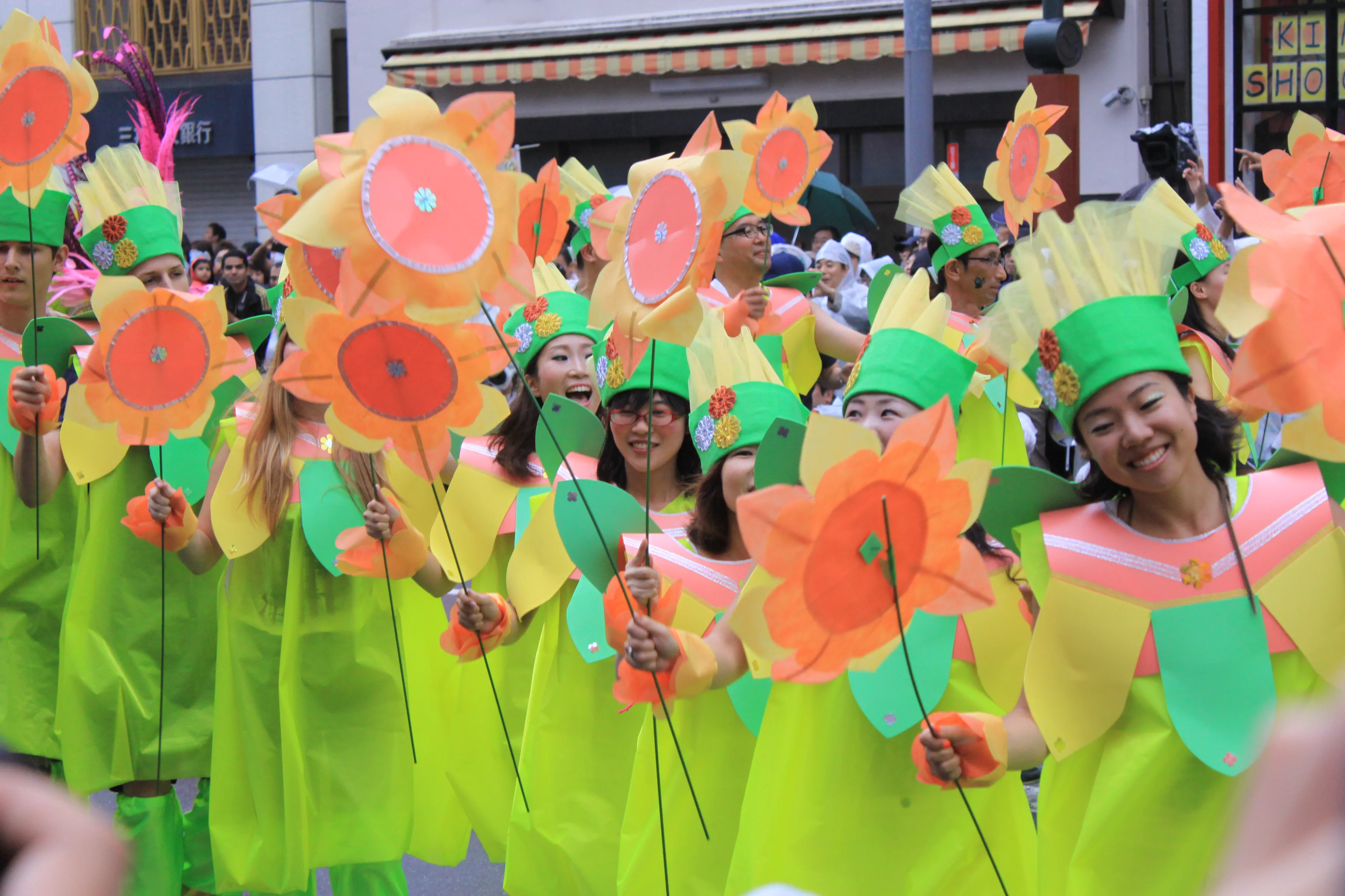 Parade du Carnaval de Samba d’Asakusa dans une rue bondée