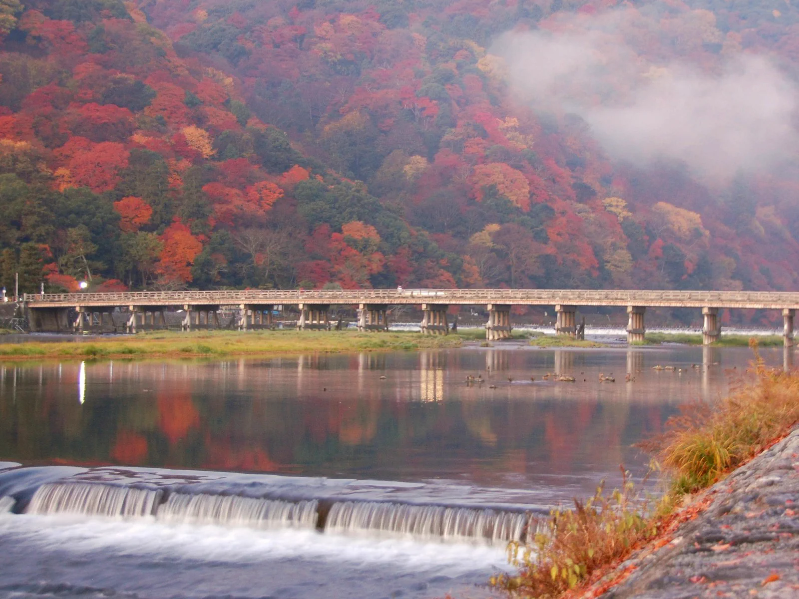 Pont Togetsukyo et rivière Katsura à Arashiyama en automne
