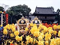 Les yatai du Nami Matsuri et du Yomatsuri se rassemblent devant le sanctuaire de Matsubara Hachiman-jinja.