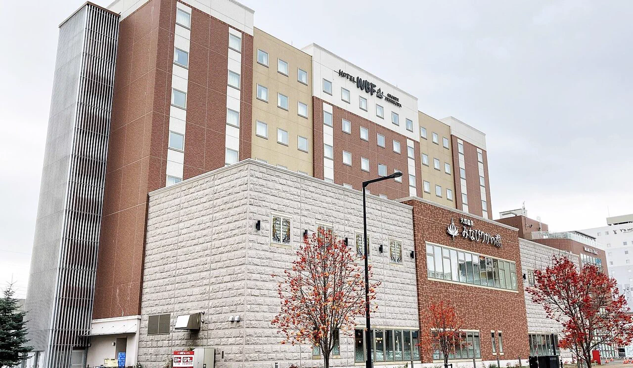 Façade du Hotel WBF Grande Asahikawa près de la sortie est de la gare