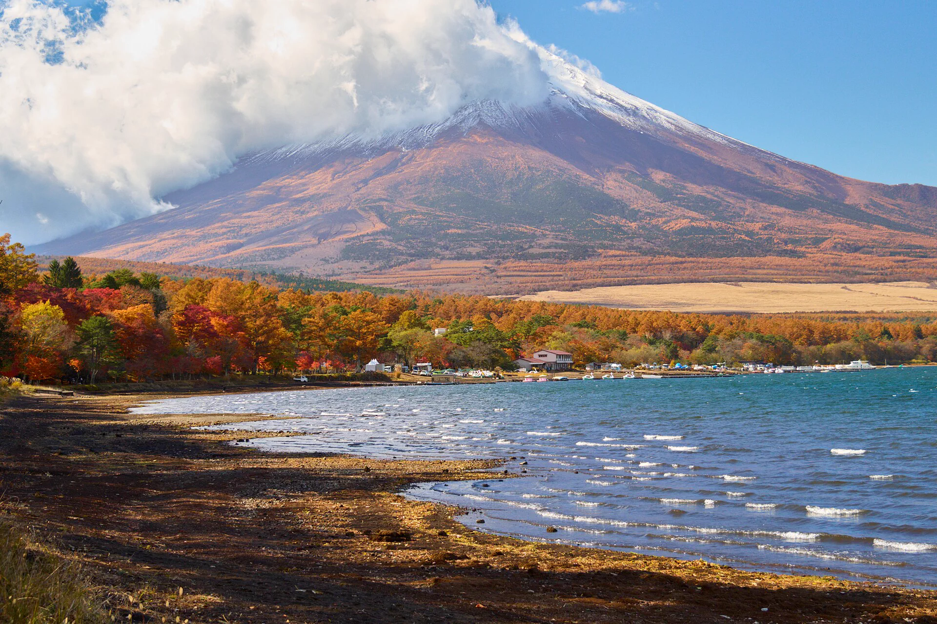 Rive de Yamanakako et mont Fuji en automne, un paysage dont la valeur augmente quand le voyageur peut se déplacer entre plusieurs secteurs du lac